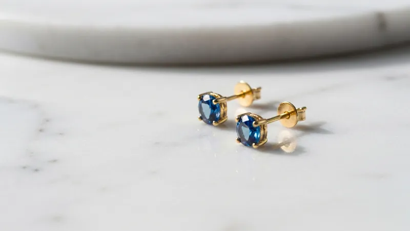 Boucles d'oreilles clous saphir en or : discrétion et chic