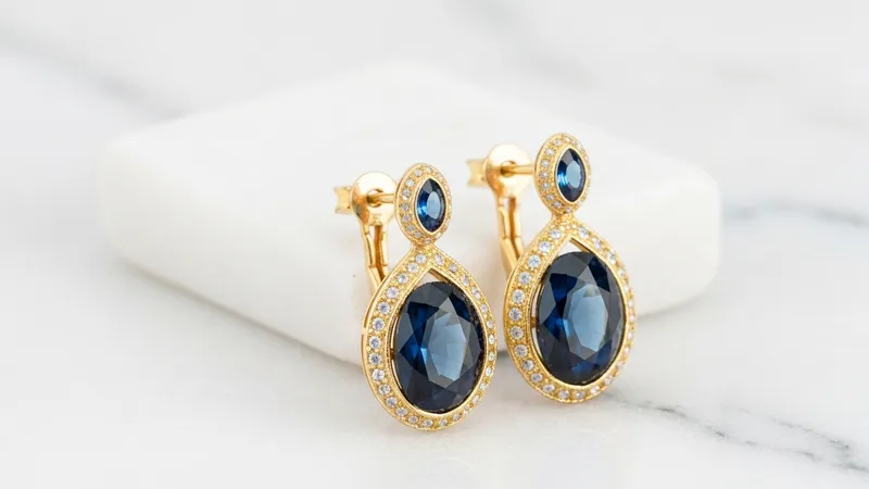 Les boucles d'oreilles pendantes saphir en or : un choix sophistiqué